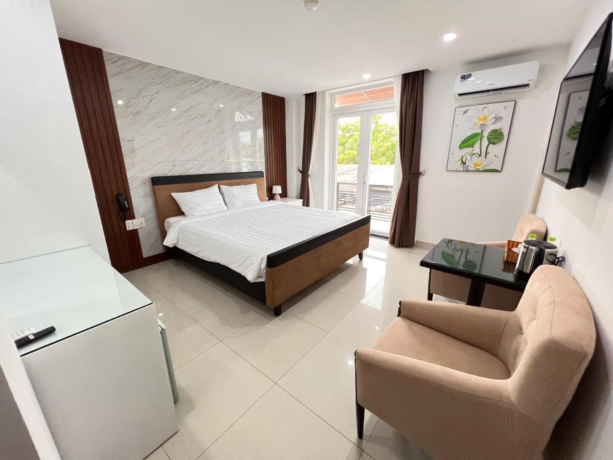 Paragon Hotel *